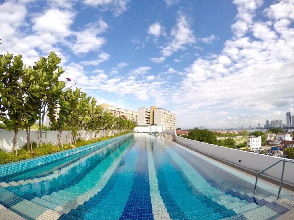 Deluxe Seaview Suite Twin Bed By The Only Bnb Tanjung Tokong Exterior photo